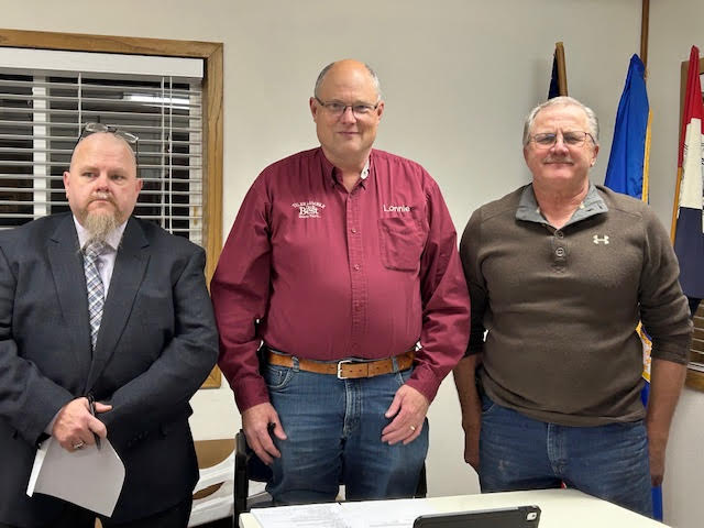 Mayor Lonnie Lambertus (middle)